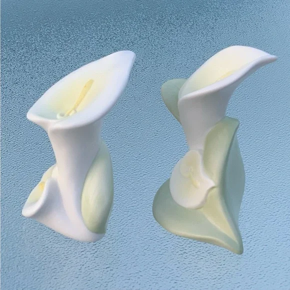 Calla Lily Porcelain Ceramic Salt and Pepper Shakers Set - Picture 4 of 6